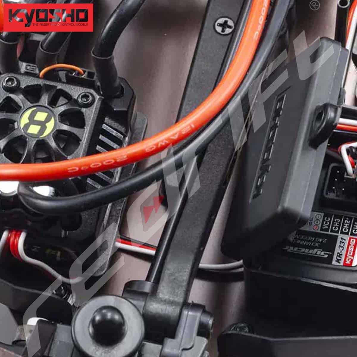 Radio vadāms modeli elektriskās vadības sistēma, redzams uzsvars uz sūkni un vadības bloku.