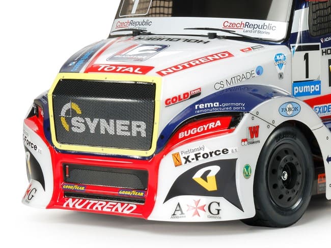 Syner radio vadāmo modeļu sacīkšu auto ar sponsorruļļām, detalizēts un sportisks dizains.