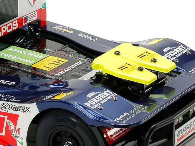 RC auto modeļa detaļu close-up, sporta auto dizains un uzstādījumi.