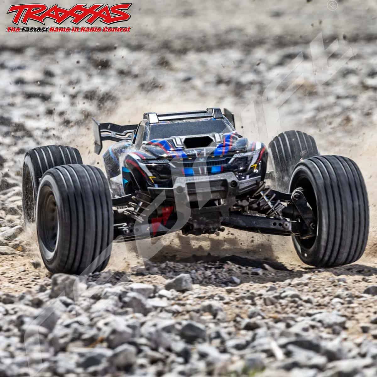 Traxxas radio vadāms auto, ātrs un spēcīgs, brauc pa grants ceļu, aktīva izklaide drifta entuziastiem.
