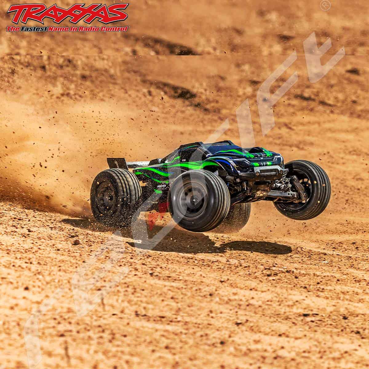 Radio vadāms modelis no Traxxas uz smilšu trases.