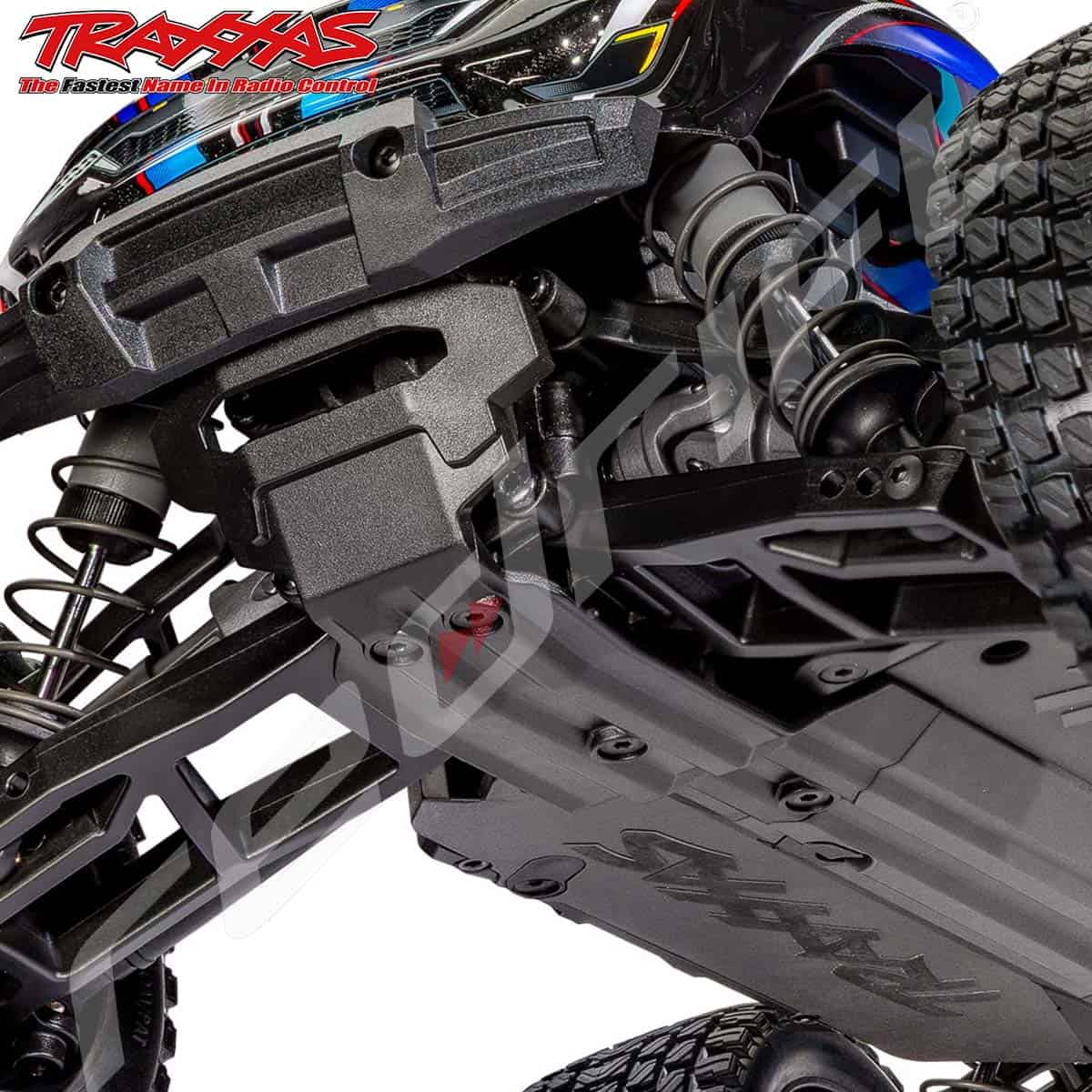 RC auto magnētisks modelis, detaļu attēls, rāmis un riepas redzamas.