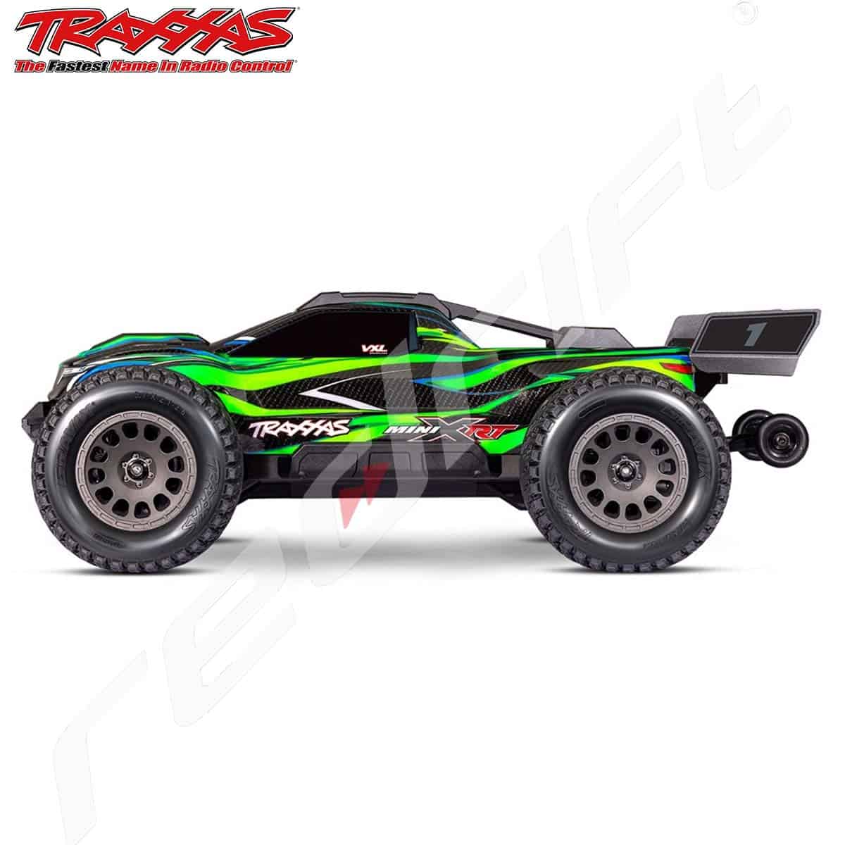 Traxxas radio vadāms auto ar zaļo un melno dizainu, sporta modelis, pilsētvides sacensībām.